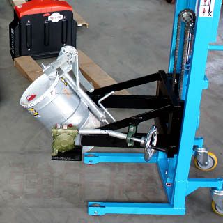 強牛牌迷你油桶傾倒機堆高機